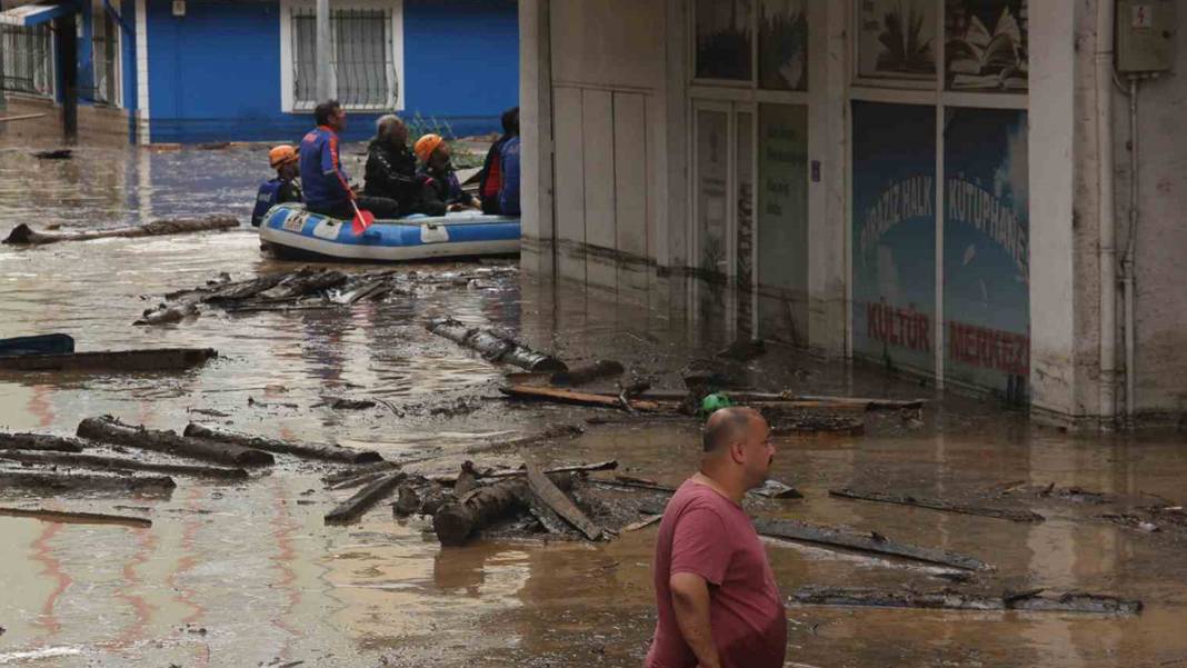 'Kırmızı kod' uyarısı yapılmıştı: Dereler taştı, yollar göle döndü, evleri su bastı! 28